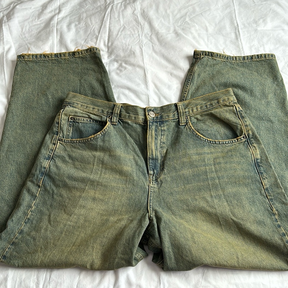 UO Logan buckle boyfriend jeans size 34w 30l